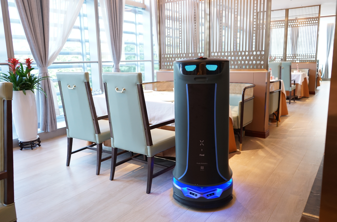 HolaBot Service Robot Delivers With LoRa®